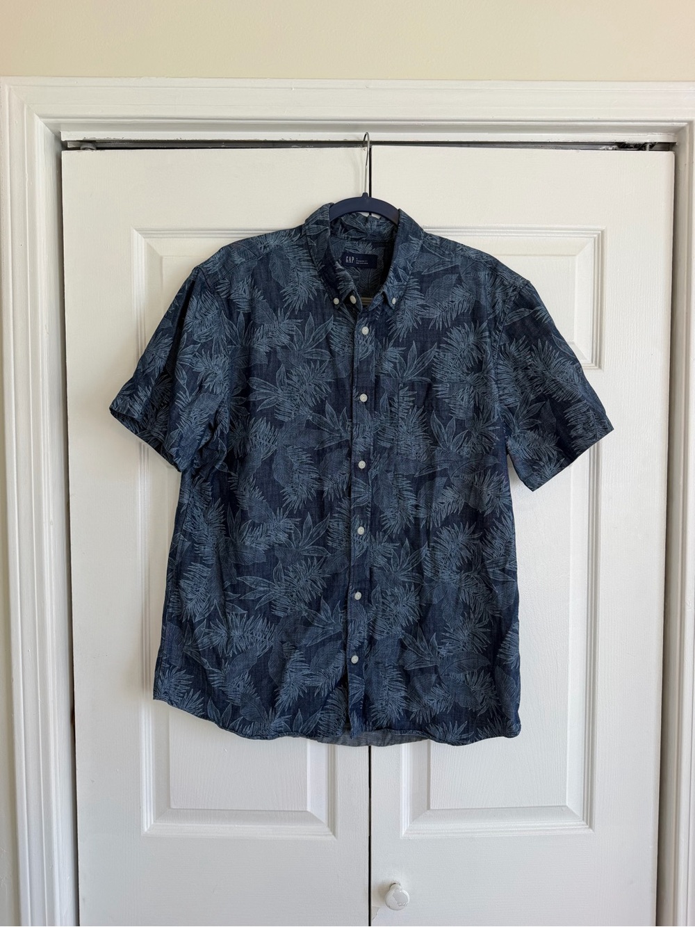 GAP Men's Navy Short Sleeve Tropical Leaf Button-Up Shirt